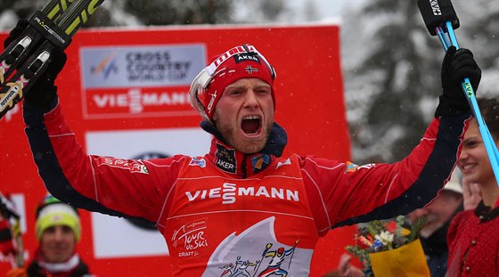 Martin Johnsrud Sundby z Norska slaví triumf v Tour de Ski.