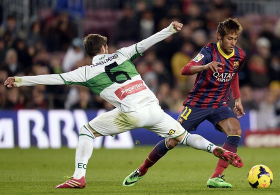 Neymar (vpravo) z Barcelony obchází Rubena Pereze z Elche.