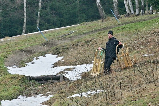 Teplé zimy dlají provozovatelm skiareál starosti. 