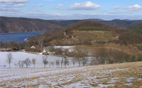 Pohled na areál bývalého keltského hradit u Hrazan, vlevo osada Hradnice