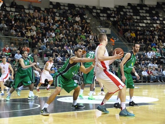 Basketbalisté Nymburka (v bílém) prohráli na palubovce izraelského mistra