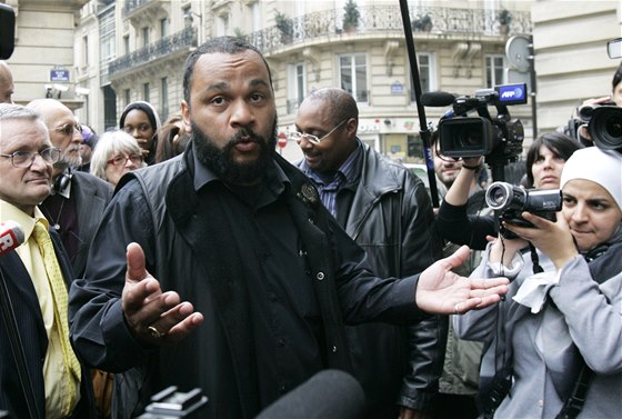 Kontroverzní francouzský komik Dieudonne před soudem, který zrušil zákaz jeho