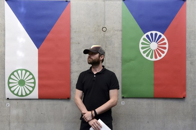 Umlec Tomá Rafa s esko-romskými vlajkami