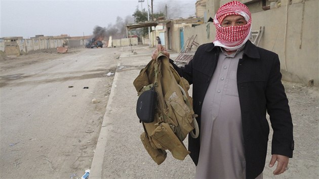 Vesty s kapsami na výbu�niny �ije islamist�m ve Fallúd�i místní krej�í. Ilustra�ní foto