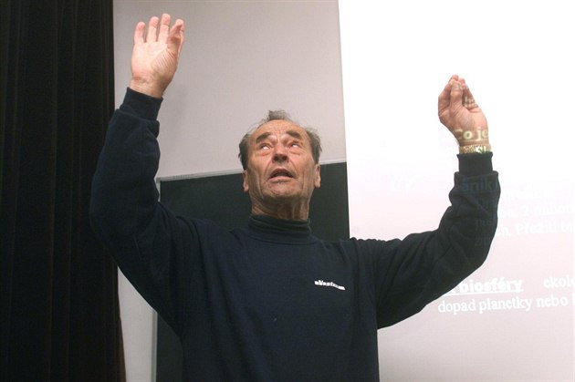 Astronom Josip Kleczek p�i p�edná�ce (2002).