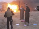 Sunnittí povstalci v Ramádí oslavují poté, co zapálili policejní automobil (4....