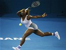 Serena Williamsová dobíhá míek v utkání s Marií arapovovou.