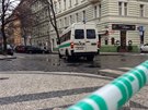 Policisté kvli údajné bomb uzaveli Moravskou ulici v Praze na Vinohradech....