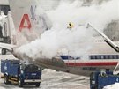 Pracovníci letit v Bostonu rozmrazují letadlo bhem snhové boue, která...