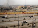 Prázdné silnice a zničené budovy po bojích vládních jednotek a bojovníků Al-...