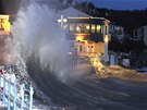 Nkolikametrové vlny biují pobeí msta Saundersfoot v západním Walesu (3....