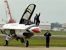 Sean "Stroker" Gustafson v kokpitu stroje F-16 legendární skupiny Thunderbirds