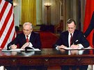 Michail Gorbaov s americkým prezidentem Georgem Bushem podepisují ve Východním...