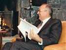 Michail Gorbaov pi soukromé diskusi s americkým prezidentem Ronaldem Reganem...