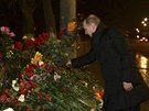 Ruský prezident Vladimir Putin poloil kytici rudých rí u místa, kde v