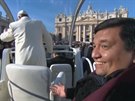 Argentinský knz Fabian Baez se svezl s papeem Frantikem jeho papamobilem po...