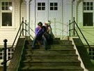 Charlie Sheen a Brett Rossi na schodech budovy bývalého francouzského konzulátu...