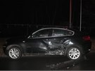 Pokozený osobní automobil BMW, do kterého se svým autem naboural opilý taxiká.