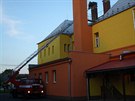 V Dlouhé Louce na Olomoucku uniovtí hasii nejprve sundávali z hnízda na...