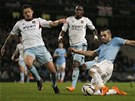 Útoník Manchesteru City Alvaro Negredo pálí na branku West Hamu v Ligovém