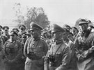 Generálplukovník Ritter von Leeb (velitel 12. armády) v popedí vpravo, po jeho