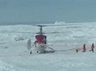 Snímek poízený z videozáznamu ukazuje záchranáe z helikoptéry, je pistála u...