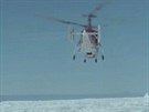 Snímek poízený z videozáznamu ukazuje helikoptéru se záchranái, je ze...