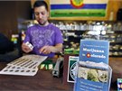 Zamstnanci obchod, které dostaly licenci na prodej marihuany, dokonují...