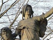 Bronzové popisky zmizely i ze slavných soch J.V. Myslbeka.