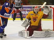 Jihlavsk glman David Rittich ek v rozkleku na rnu z hole hokejisty