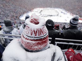 POD SNHOVOU PIKRÝVKOU. Fanouek i fanynka Detroitu sleduje Winter Classic.