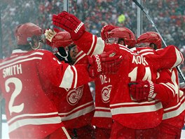 Hokejisté Detroitu se radují z gólu v utkání Winter Classic proti Torontu.
