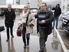 Manželka Michaela Schumachera Corrina přichází do nemocnice v Grenoblu.
