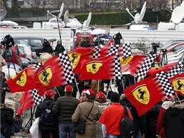 DRŽ SE - fanoušci Ferrari a Michaela Schumachera z Francie, Itálie a Německa.