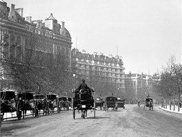 Nábeí eky Teme v centru Londýna na poátku 20. století, kdy ulicím britské...