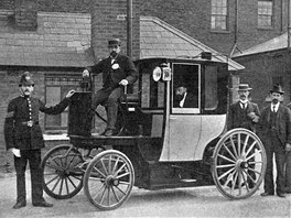 Vbec první londýnské taxi, které pohánl místo koní motor. Takovéto vozy...