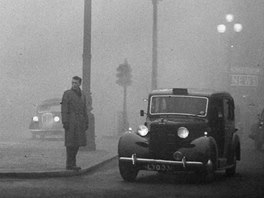 Londýnský taxík na snímku z roku 1952, kterak projídí po Piccadilly Circus v...