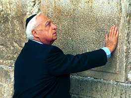 Izraelský premiér Ariel aron pokládá ruku na nejsvatjí místo judaismu -...