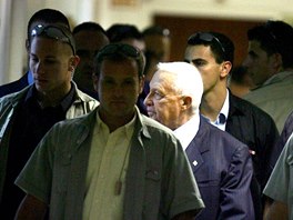 Izraelský premiér Ariel aron pichází obklopený svými osobními stráci na...