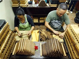 Maricela Castillová a Jose Ramon Sanquiesteban pokračují v tradiční výrobě...