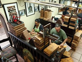 Takto pracují Kubánci v malé miamské fabrice na výrobu doutníků El Titan de...