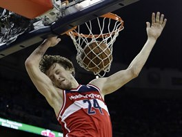 Jan Veselý z Washingtonu sme�uje do ko�e New Orleans.