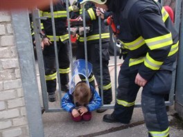 Hasiči v Prostějově pomáhali dívce, která při hraní strčila hlavu mezi mříže...