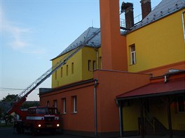 V Dlouhé Loučce na Olomoucku uničovští hasiči nejprve sundávali z hnízda na...
