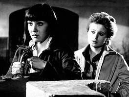 Dagmar Patrasová a Jana Nagyová ve filmu Smrt stopařek (1979)