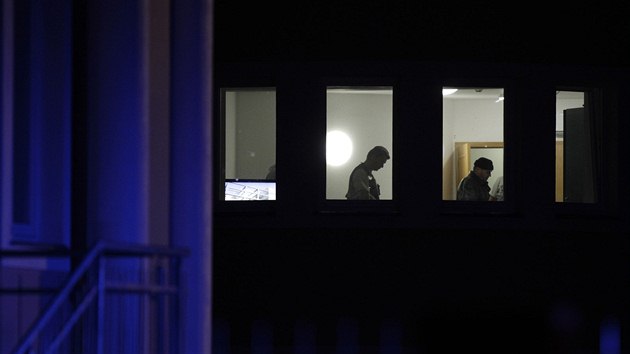 Policisté prohledávají d�m palestinského diplomata v pra�ském Suchdole (1....