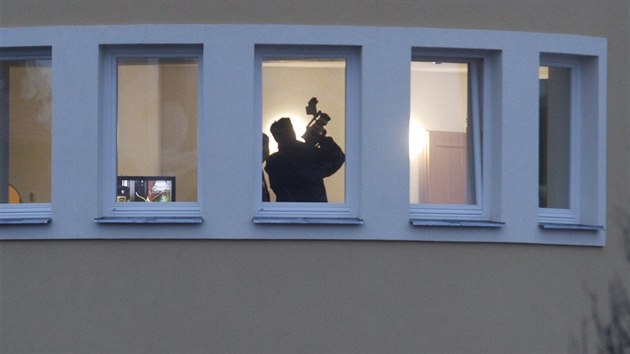 Policisté prohledávají dům palestinského diplomata v pražském Suchdole (1. ledna 2014)