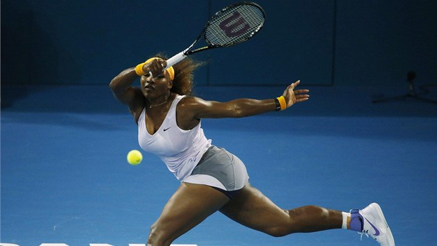 Serena Williamsová dobíhá míček v utkání s Marií Šarapovovou.
