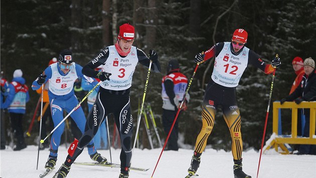 JZDA PRO BRONZ. esk sdruen  Miroslav Dvok (v modrm) se ene za dvojic Bjoern Kircheisen  (vpravo) a Tim Hug na trati zvodu SP v ajkovskm.