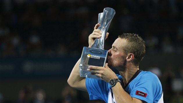 KONEN. Dlouh ekn na dal titul je u konce. Trofej pro vtze turnaje v Brisbane lb Leyton Hewitt.